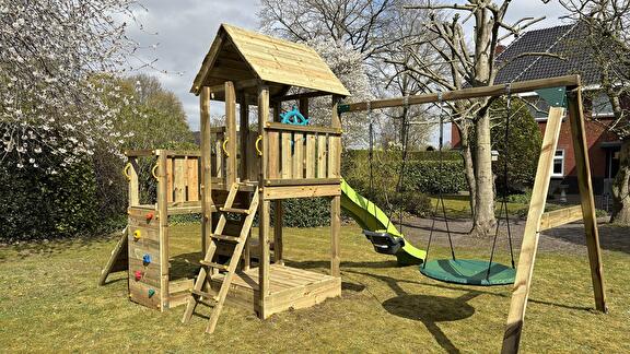 Penthouse houten speeltoestel geplaatst in Onstwedde (GR)